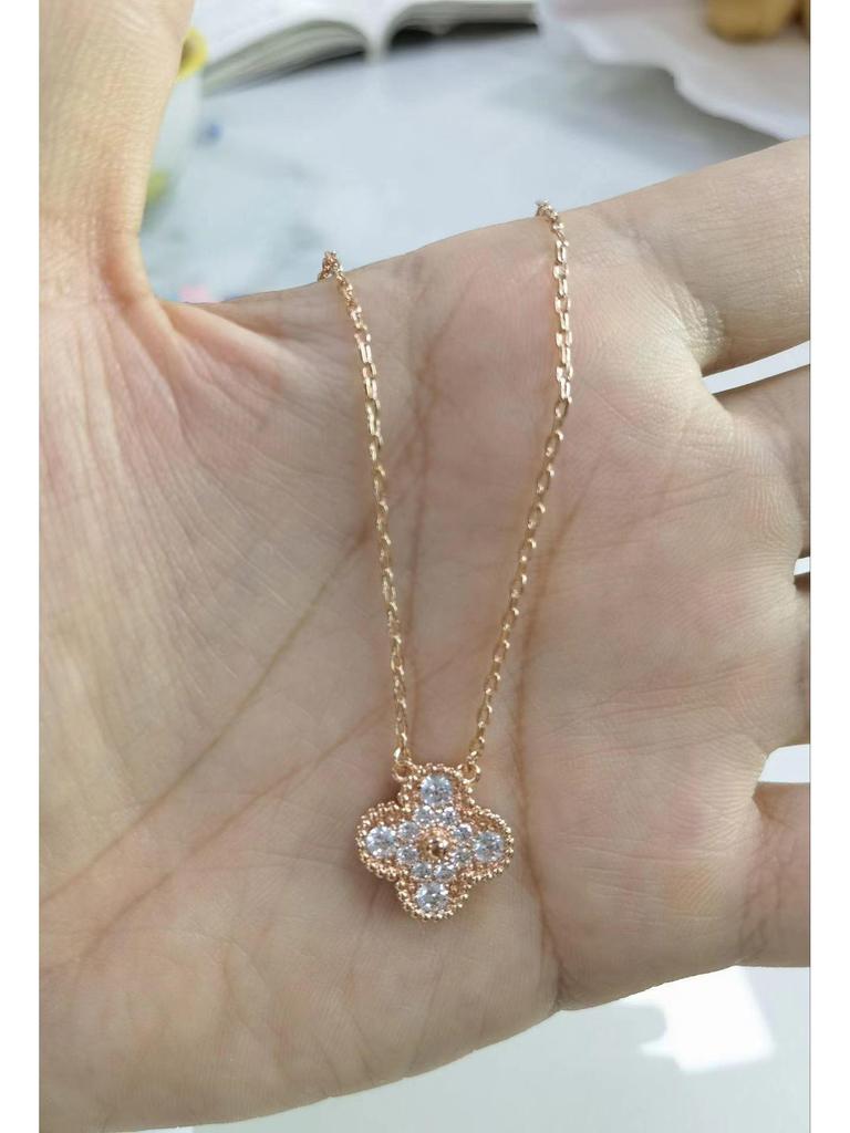 Halskette mit vierblättrigem Kleeblatt, 18 Karat vergoldet, mit Anhänger aus rosenrotem Chalcedon, Achat und weißem Muschelkern für Damen