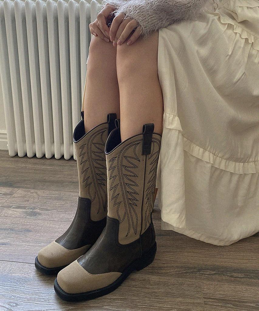 Moodnple Calla Two-Tone Color Block Detail Embroidered Square Boots 4Cm