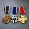 Emblema medaliei sovietice, medalia comemorativă germană, broșă de onoare eroică patriotică și insignă