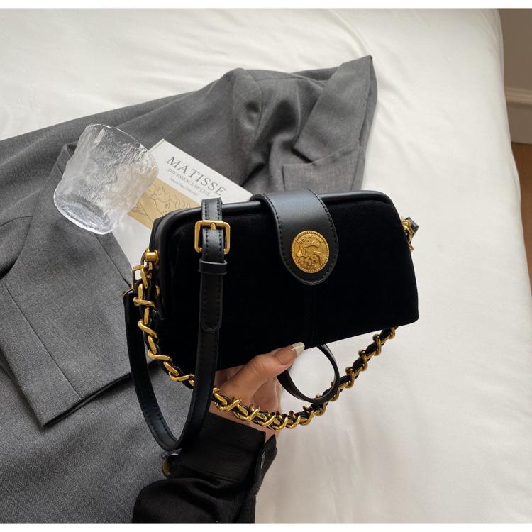 

Retro chain hand carry small bag women s 2025 new fashion niche underarm bag commuter shoulder messenger bag