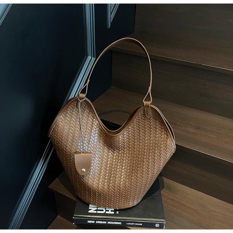 Simple woven pattern underarm tote bag women's autumn tide fashion temperament popular commuter shoulder messenger bag