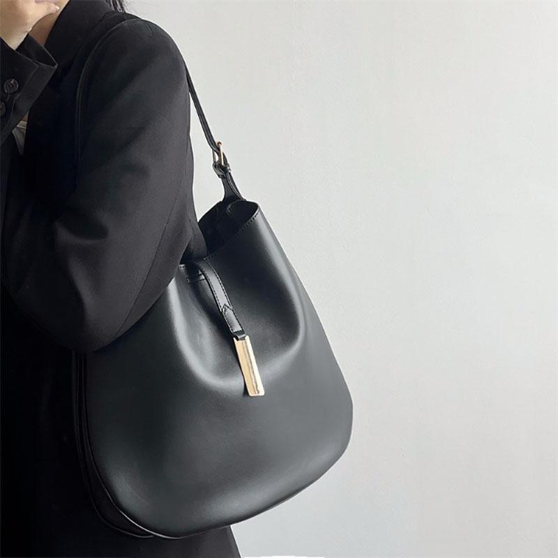 Black Texture Niche Design Underarm Bag Female  New Vintage Soft Leather Simple Bucket Bag Fashion All-Match Crossbody Pack