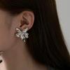 Modische Zirkon Silberfarbene Blume Unregelmäßige Ohrringe für Damen Exquisite Eingelegte Steckerohrringe Übertriebene Schmuckaccessoires