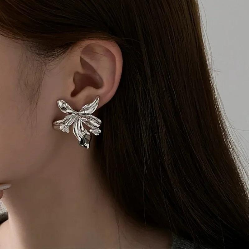 Modische Zirkon Silberfarbene Blume Unregelmäßige Ohrringe für Damen Exquisite Eingelegte Steckerohrringe Übertriebene Schmuckaccessoires