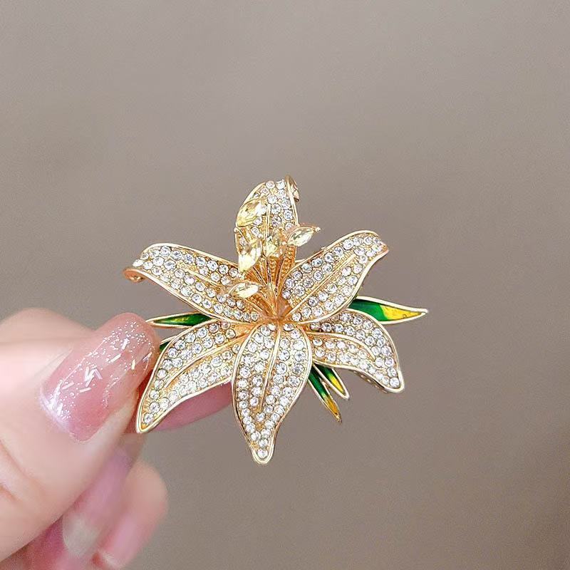 Broches de Flores de Strass de Luxo com Pérolas Artificiais para Mulheres Broche Brilhante de Zircônia com Laço Pin Acessórios para Lenço Casaco Terno Joias