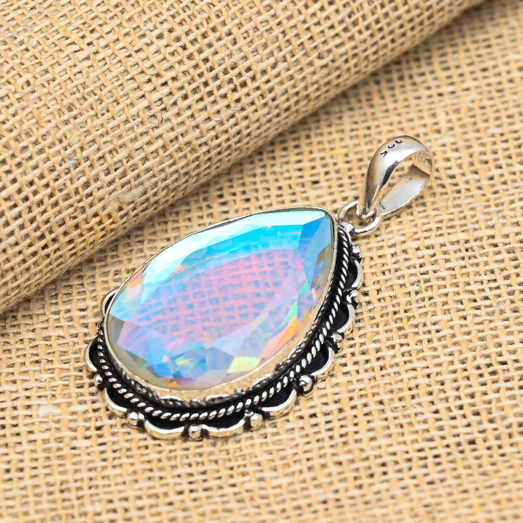 Ciondolo artigianale in argento sterling 925 con topazio mistico arcobaleno per lei.