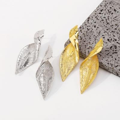 1 çift Bükülmüş Yaprak Küpe Geometrik Abartılı Zarif Parlak Metal Hipoalerjenik Kadın Kızlar Küpe Moda Takı Aksesuarları Hediye