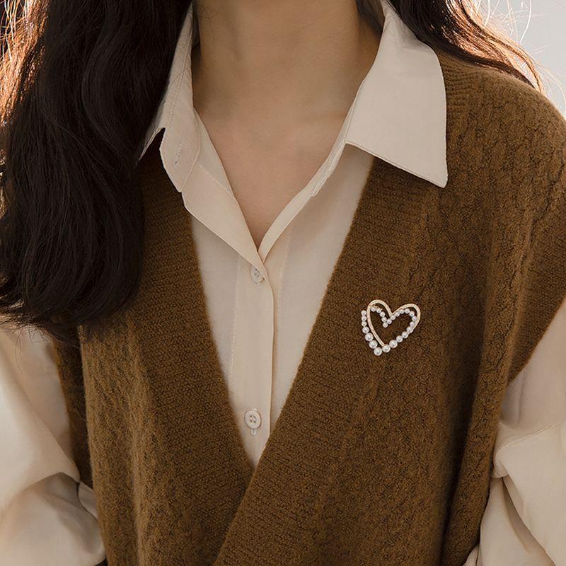 Design-sense Pearl Heart-shaped Brooch High-end Women's Exquisite Pin Fixed Coat Sweater Accessory