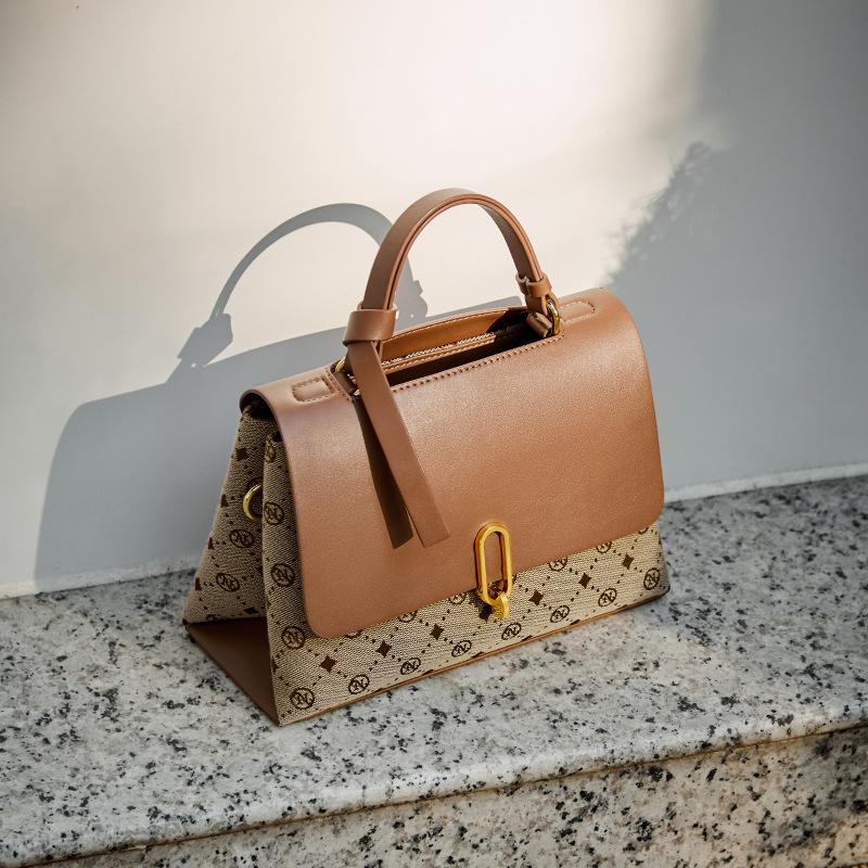 

Mrs. Qiao 2025 Autumn Winter Versatile Crossbody Bag Large Capacity Handbag Two-tone Shoulder Bag Fashion Niche Design Long25CM、Wide10CM、Hig