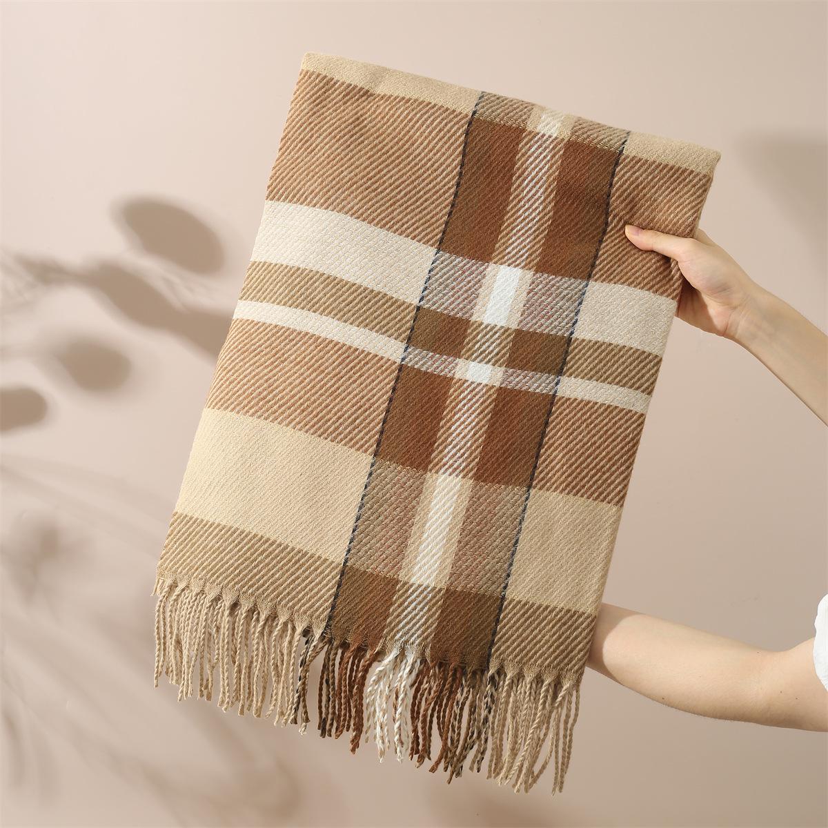 

Клетчатый длинный шарф для женщин: 2024 Зимняя теплая шаль в корейском стиле, мягкая и универсальная, с дизайном в стиле колор-блок. Above 190cm