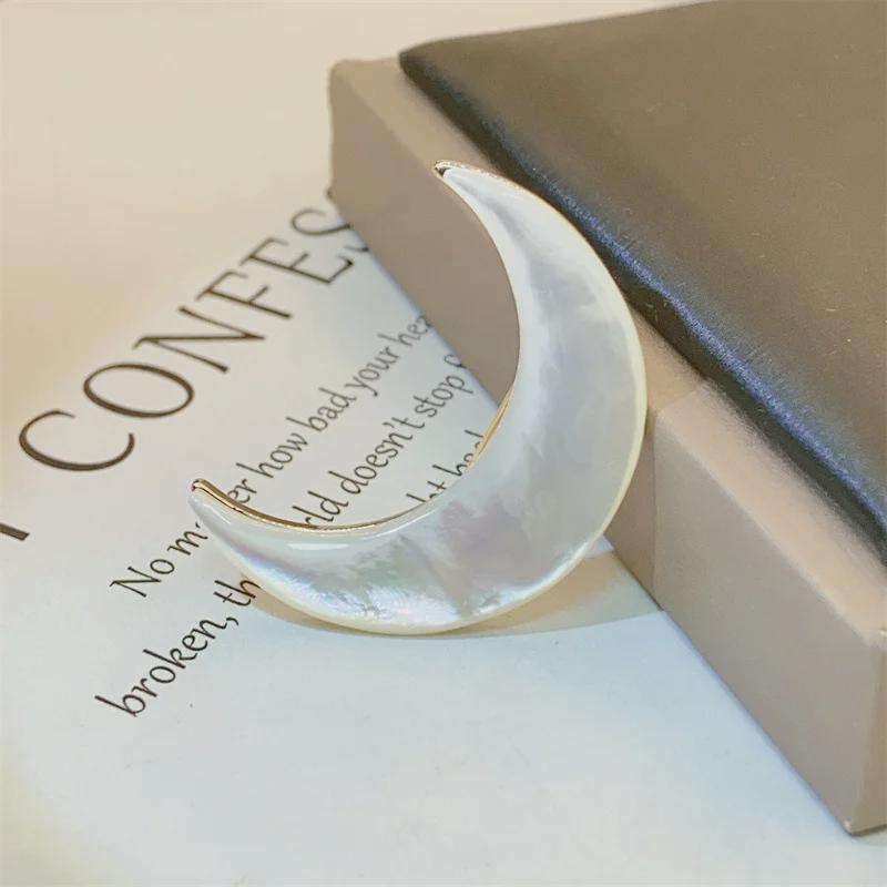 Elegante Spilla a Forma di Luna in Conchiglia Naturale – Spilla Stile Retrò per il Colletto da Donna