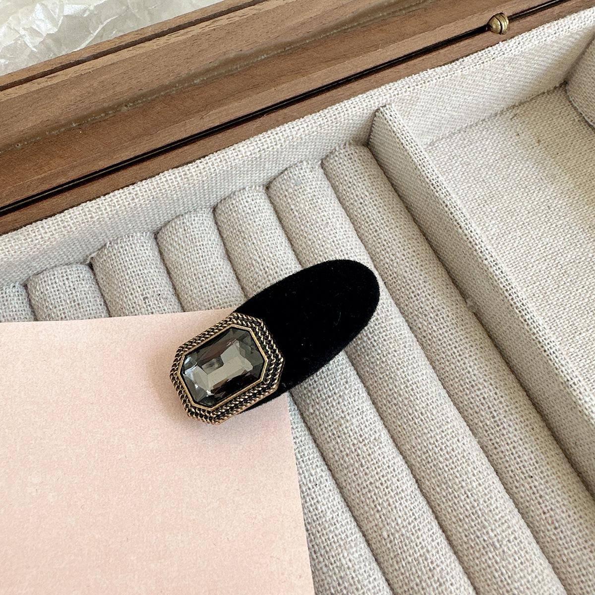 

2023 Ретро-шпилька из французского бархата с квадратными стразами