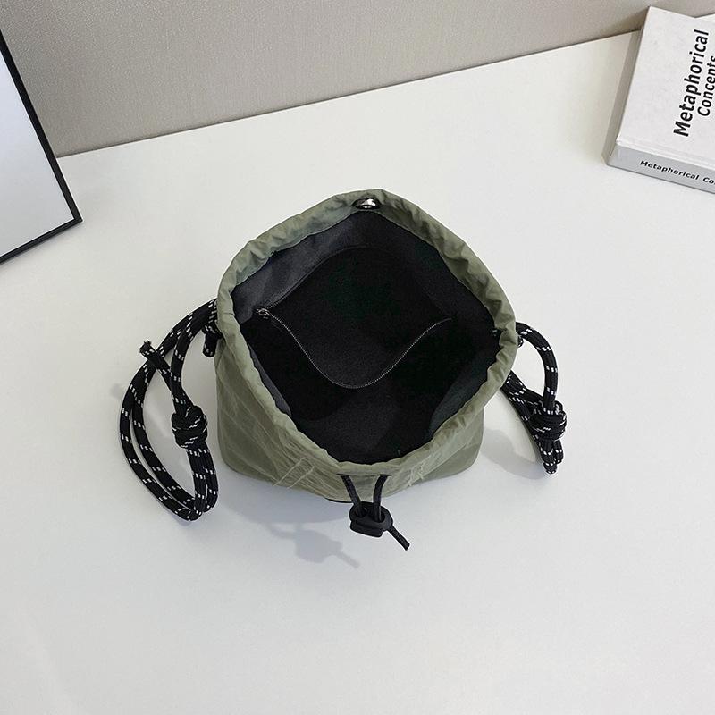 Fashion lightweight portable bucket bag niche sports fashion commuter messenger bag simple casual small tip bag shoulder bag