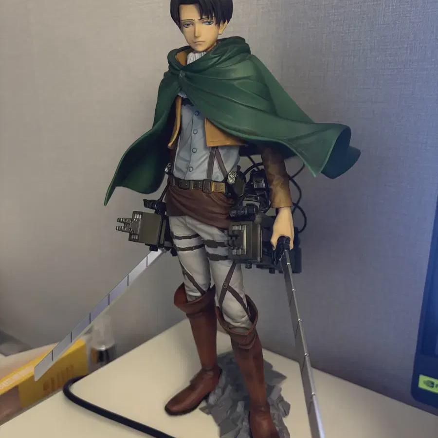 

Атака Титанов Фигурка Леви +