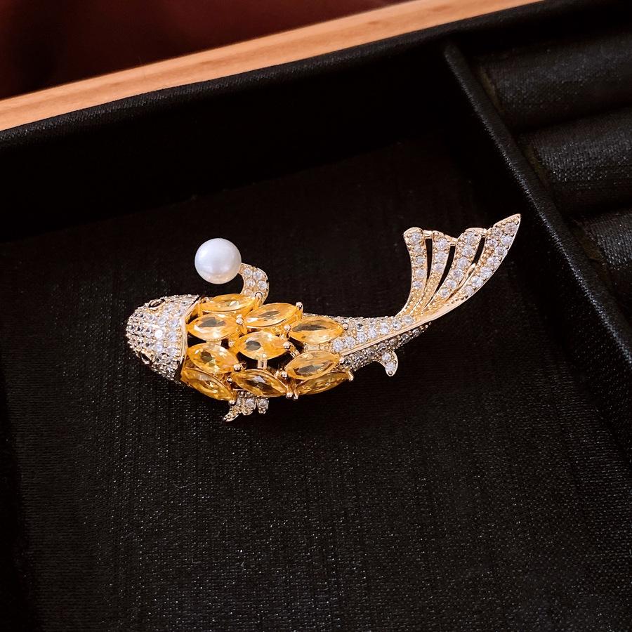 Średniowieczna Vintage Broszka z Kontrastującą Pszczołą Inkrustowana Diamentami Retro Lekki Luksus High-endowa Korsaż Wykwintne Wszechstronne Dodatki Kobiety