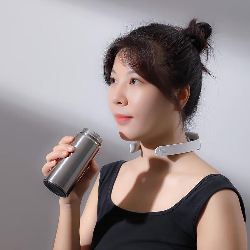Blaupunkt Neck Massager with Heat and Titanium Water Bottle Set