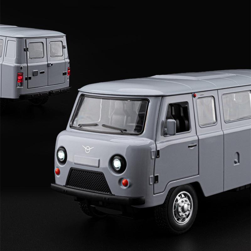 1/18 UAZ Traveler MPV Alloy Van Car Model Diecast Metal Off-road Vehicles Car Model Simulation Sound and Light Children Toy Gift