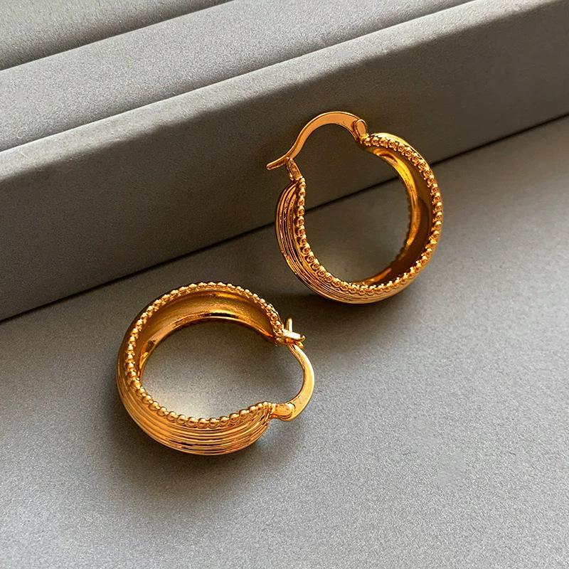 

French Xiaoxiang temperament Seiko fine throwing earrings, gold ring stud earrings, generous and simple wide-sided medium earrings.