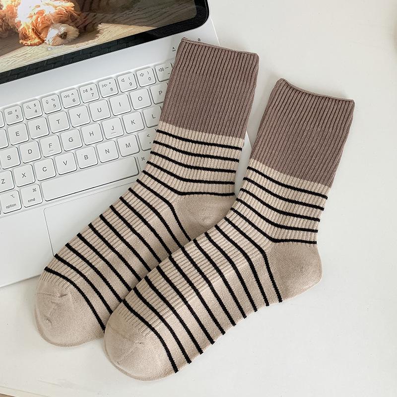 

Striped Mid-calf Socks for Women, Boneless Sewn Loose Socks, Fashionable and Versatile, Breathable Cotton Socks for Autumn and Winter Commuting 1 pair кавовий