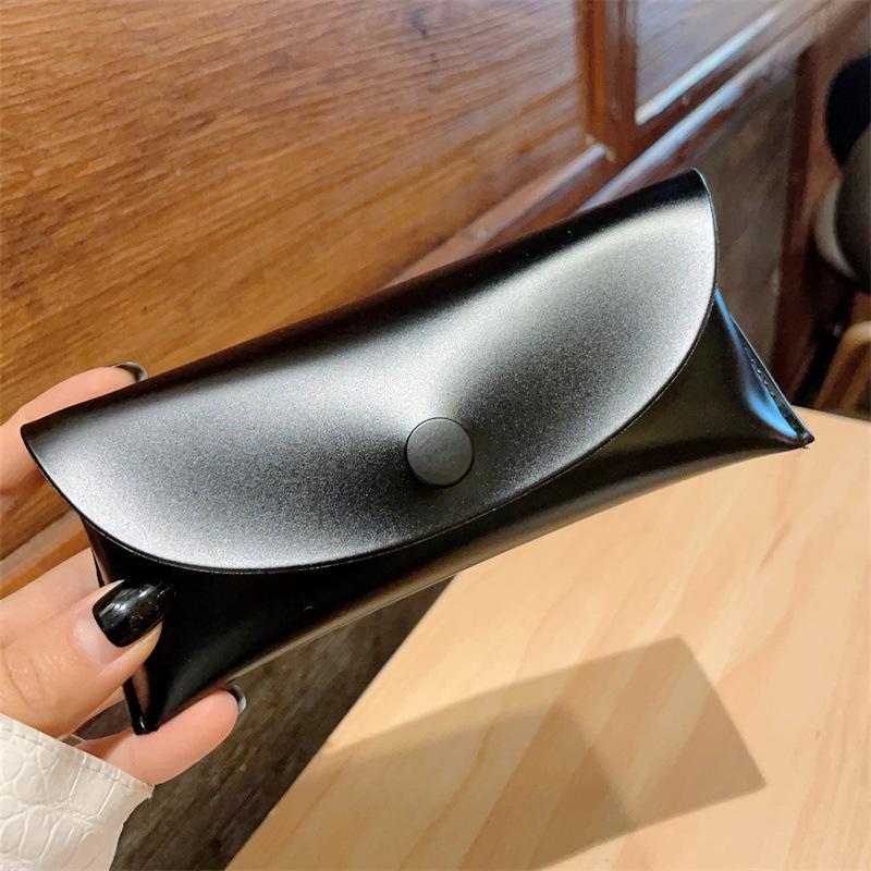 

New snap-button vintage exquisite portable high-end black shiny leather soft case eyeglass case sunglasses case Single lens case чёрный