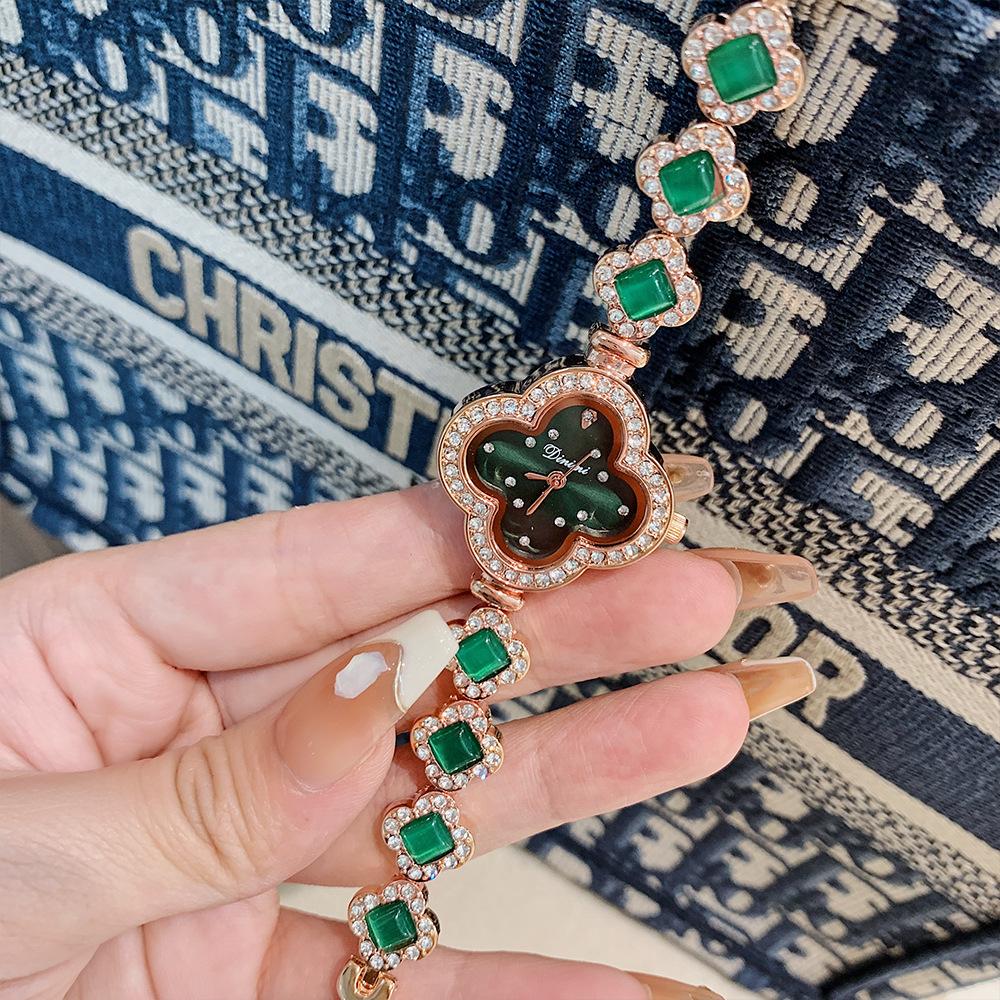 

Новые нишевые четырехлистные клеверные модные легкие роскошные повседневные часы-браслет темперамент инкрустированные стразами женские кварцевые часы