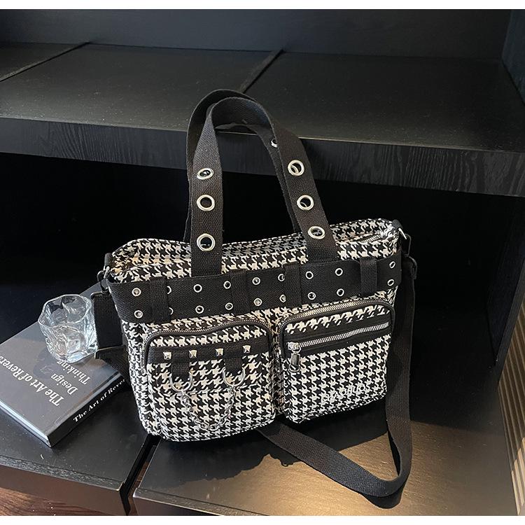 Autumn/Winter Fashion Rivet Shoulder Crossbody Bag for Women