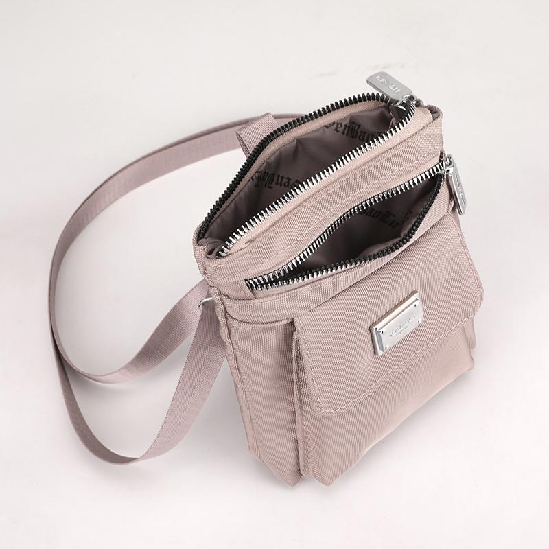Bolso Cruzado Compacto de Nailon para Mujer – Diseño Ligero y Resistente al Agua con Placa Metálica con Logo y Múltiples Bolsillos, Ideal para el Uso Diario