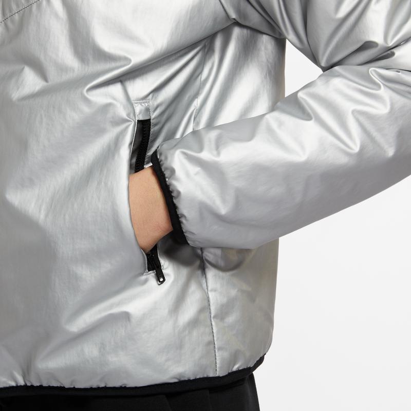 Nike Dámská lehká bunda Windrunner s kapucí a potiskem písmen, casual, syntetická výplň, metalicky stříbrná, černá, CJ2262-095