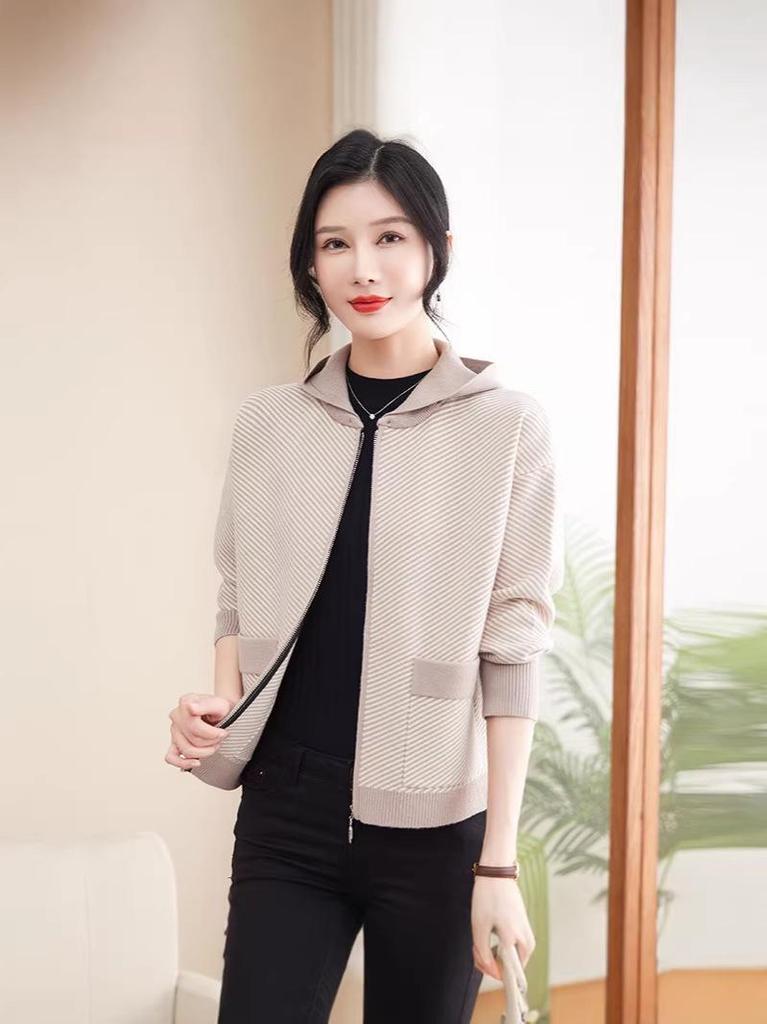 Stylish Autumn Hooded Cardigan for Middle-Aged Women – Age-Defying Knit Sweater Set for Spring and Fall