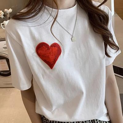 Camiseta casual de manga corta con cuello redondo y corazón bordado para mujer