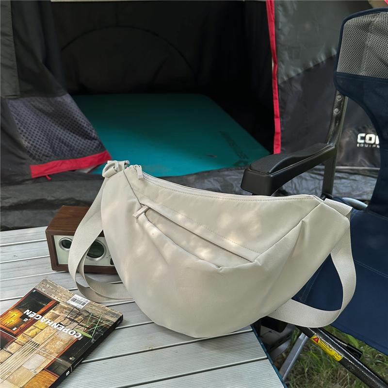 Borsa a tracolla minimalista con tracolla regolabile e tasca anteriore con zip