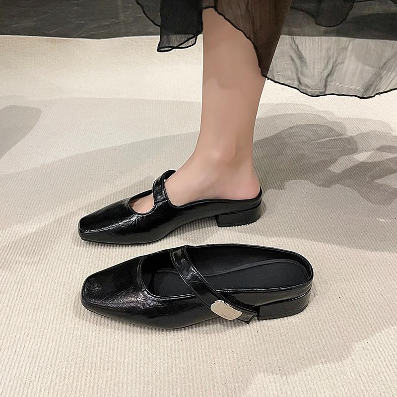 

Мода 2025 Новая мягкая кожа Серебряная пряжка Ремешок Повседневная обувь Модные балетки Элегантные блестящие металлические мюли Туфли с закрытым носком Шлепанцы 35 чёрный