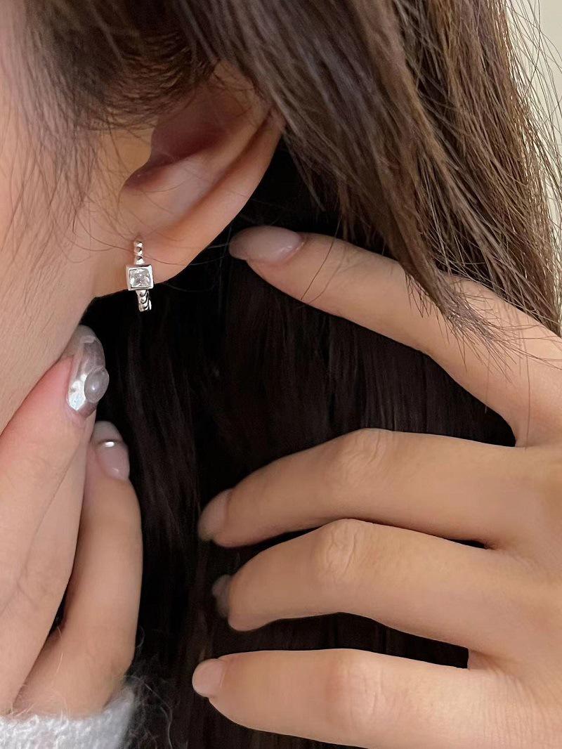 Su Chuang S925 Sterling Silver Zircon Round Earrings - Elegant Design, Ideal Birthday Gift for Women S925 Silver серебряный