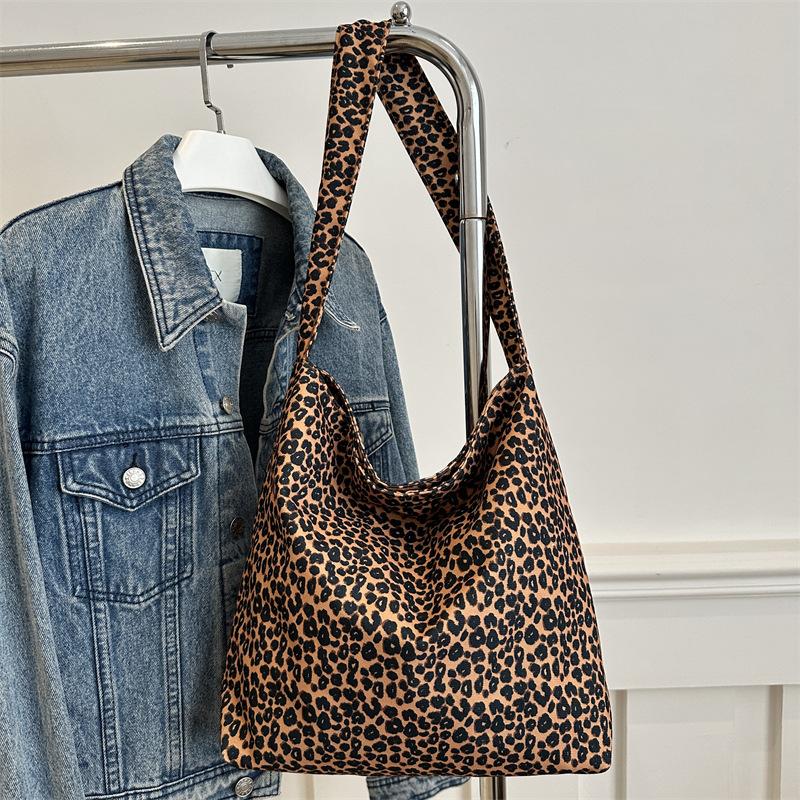 

Вместительная сумка-шоппер с леопардовым принтом женская 2025 новая осенне-зимняя для通勤 через плечо сумка-тоут с куклой Микки коричневый