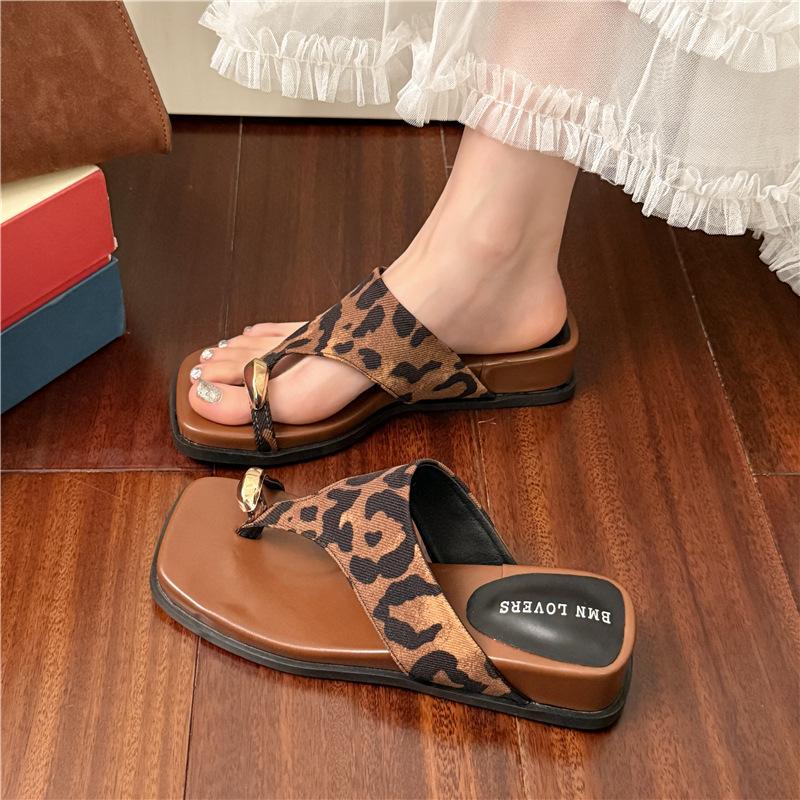 Fashion Casual Cover Toe Flat Slippers Women's Summer Wear 2025 New Seaside Vacation Beach Shoes Roman Cool Slippers