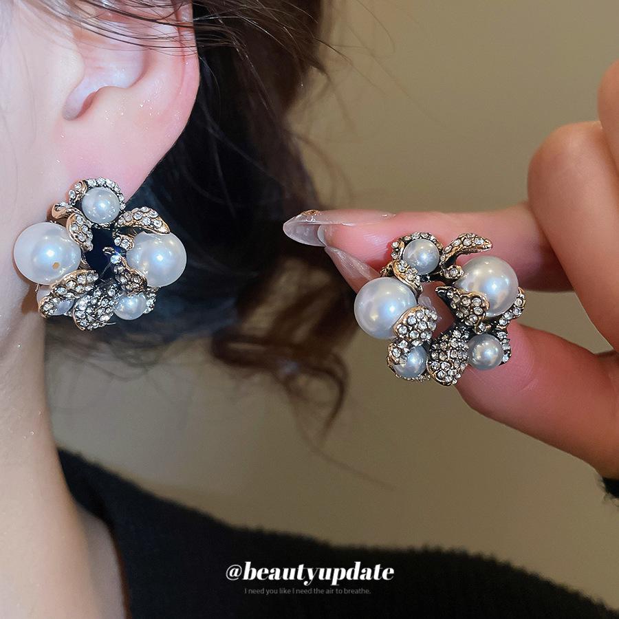 Silver Needle Vintage-Style Geometric Flower Pearl Earrings with Diamonds - Luxurious and Fashionable Ear Studs