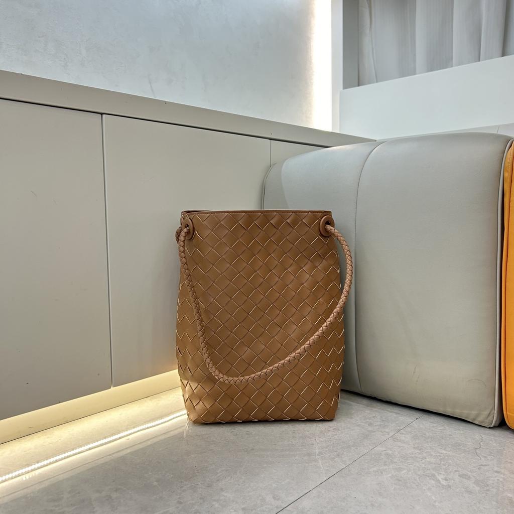 Cross-border handmade cowhide woven bag large-capacity messenger bag niche bucket bag portable women's bag single shoulder messenger bag