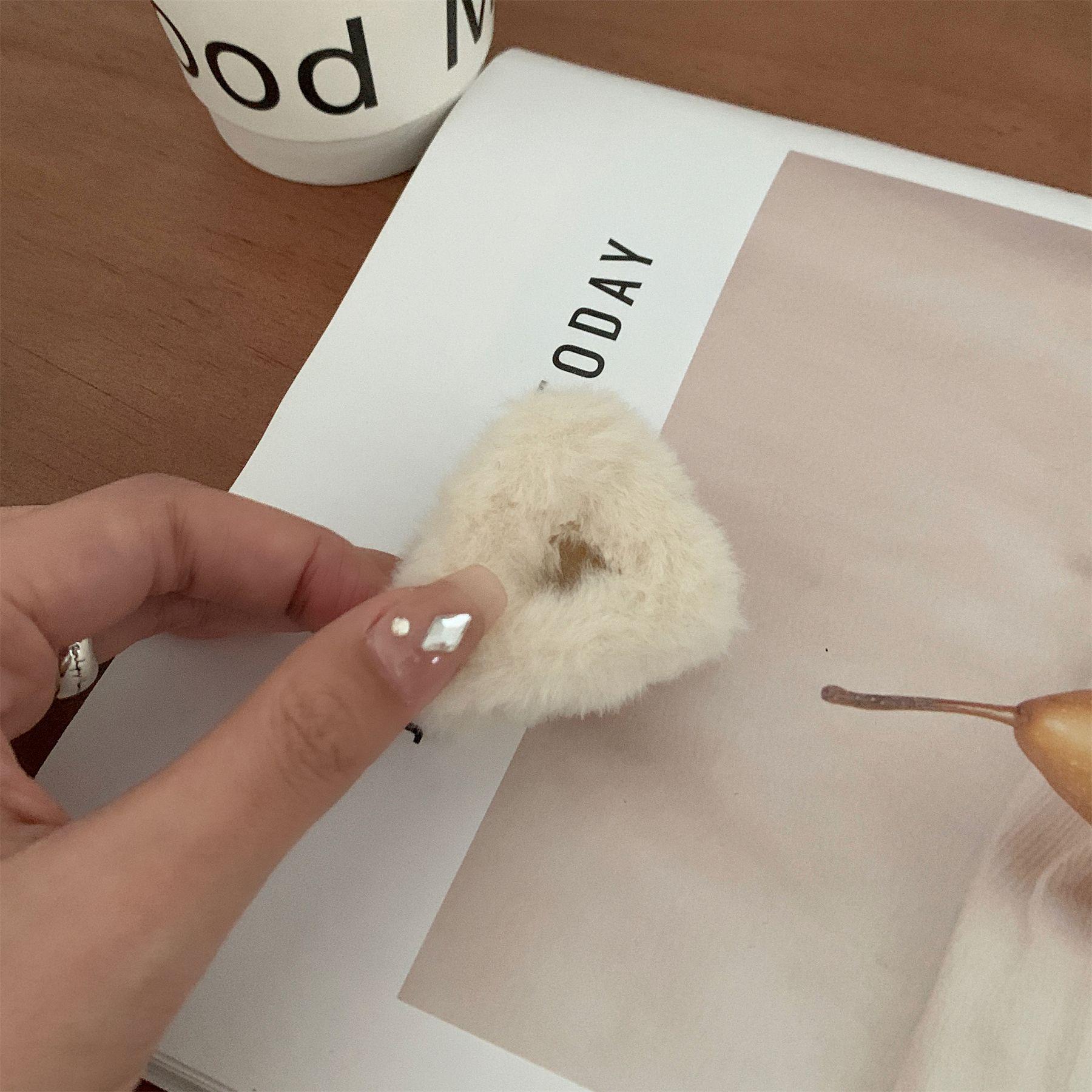 

Знаменитость Треугольная Плюшевая Заколка для Волос - Мягкий Пушистый Зажим-Акула для Женщин.