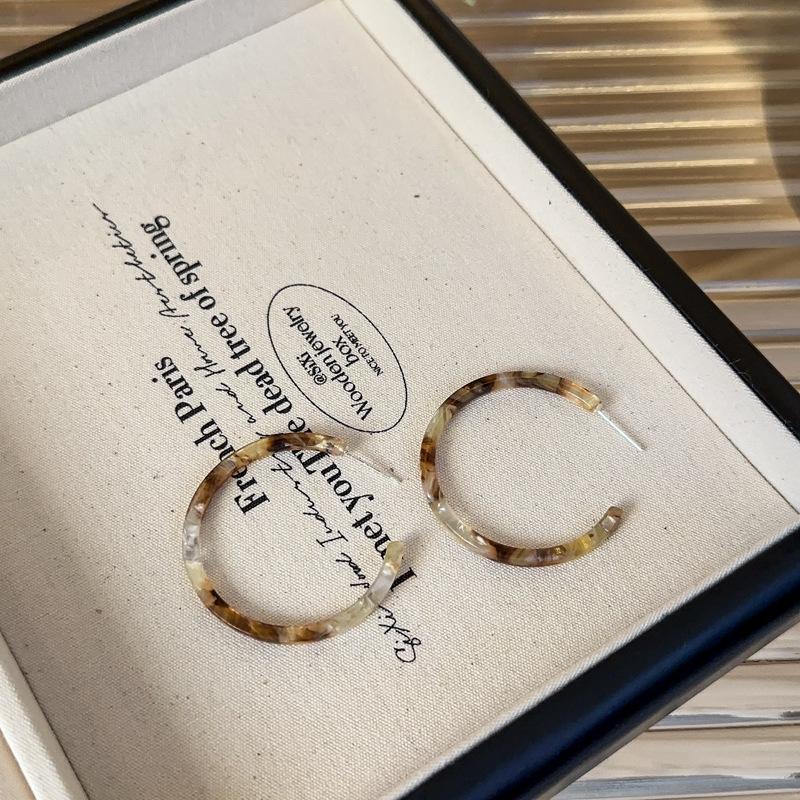 Amber Leopard Print Hoop Earrings for Women, Autumn/Winter 2026 Retro Hong Kong Style, High-End Large Hoops