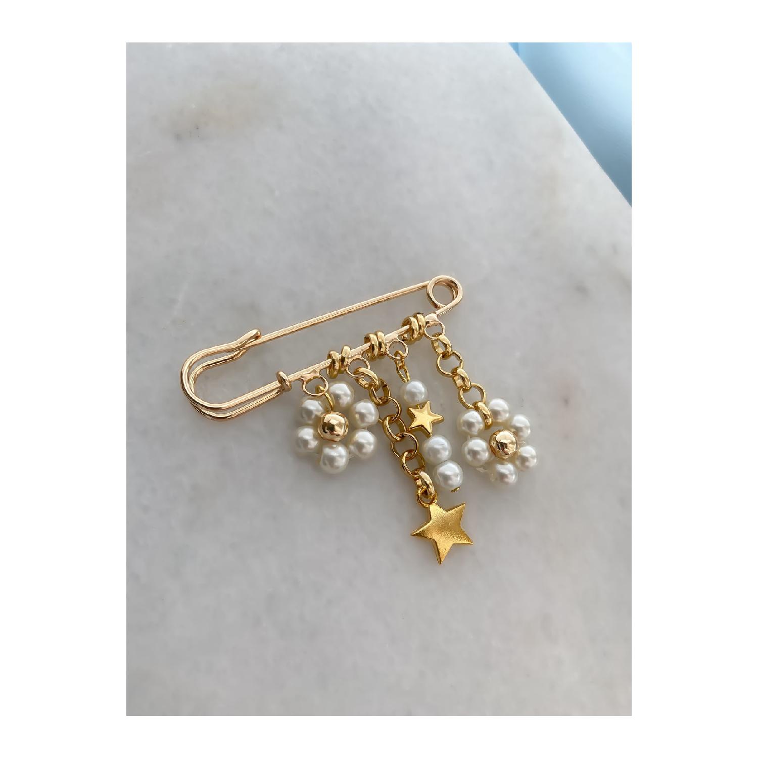 

(час)Брошь с золотой звездой и стеклянным жемчугом