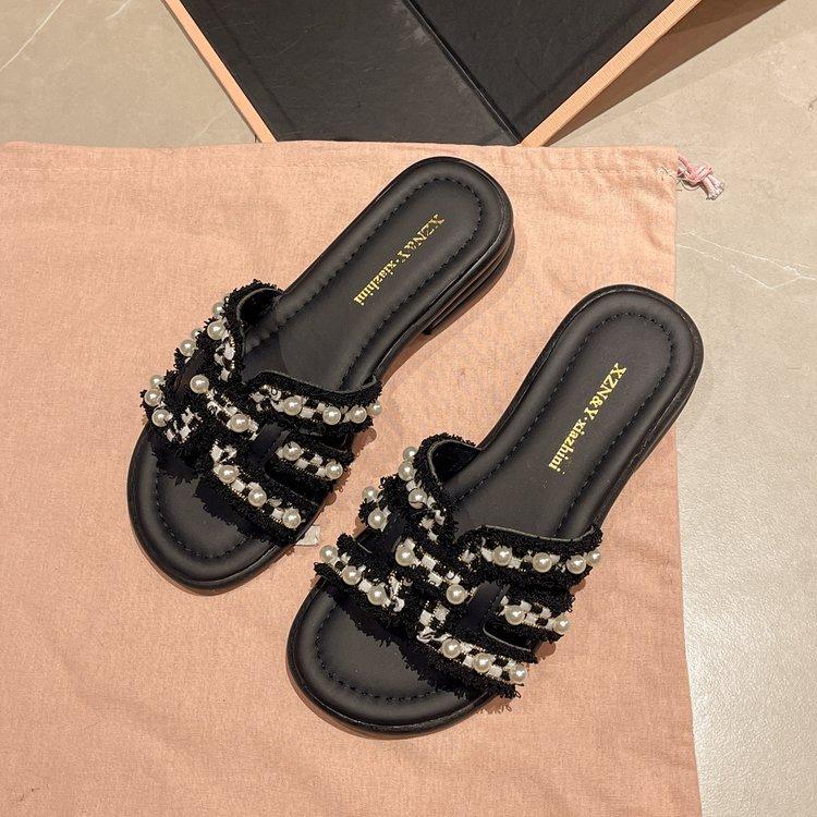 

2025 summer new Xiaoxiangfeng pearl slippers women s wear flat bottom one-word drag versatile beach sandals with skirt 40