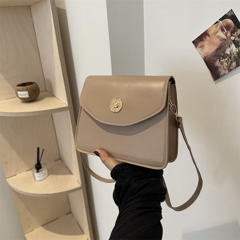 

2024 bag women s spring new simple temperament retro shoulder bag women s foreign style texture oblique span portable small square bag tide хакі