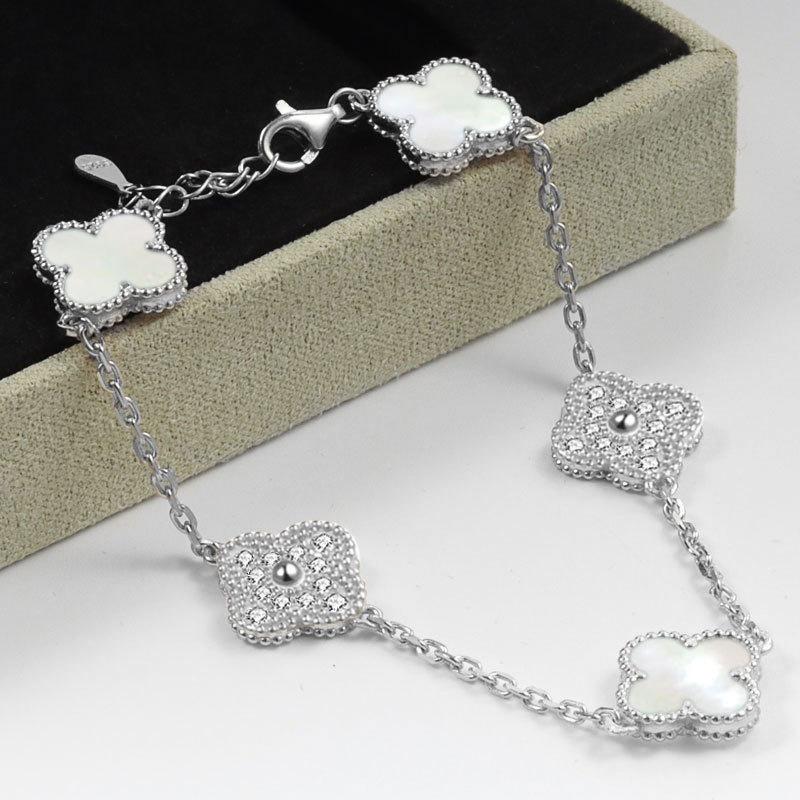 Women's Four-Leaf Clover Bracelet – 18K Gold Plated with Double-Sided Mother-of-Pearl, Elegant High-Quality Accessory, Chic and Lucky Design.