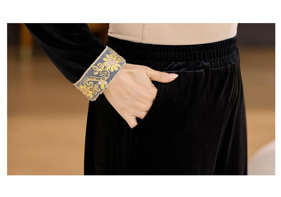 Autumn 2026: Elegant Two-Piece Suit for Stylish Middle-Aged Women