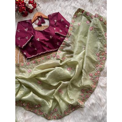 Prémiová zlatá drvená látka s viacvláknovou flitrovou prácou c pallu s bordúrou strihanou do oblúka saree
