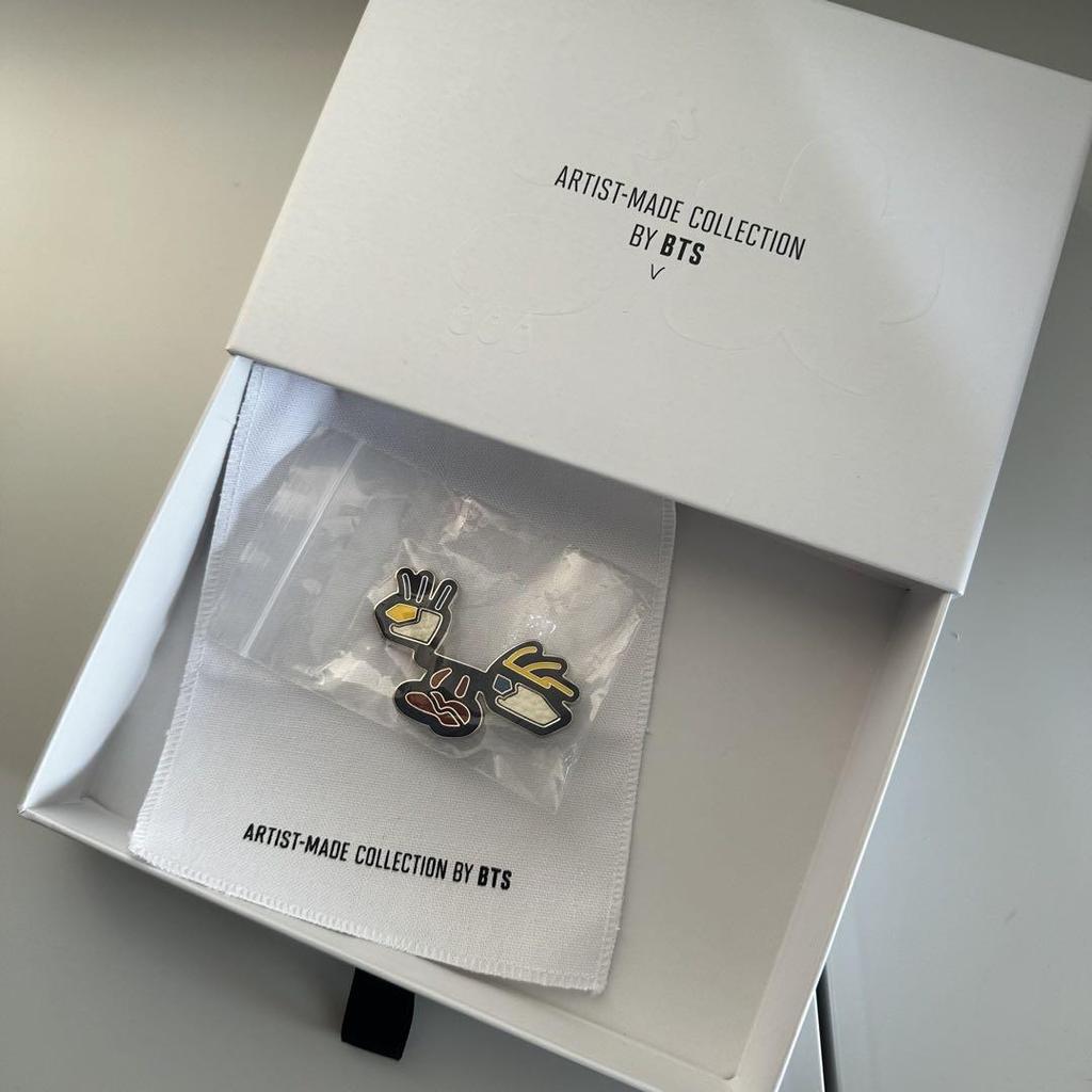 [USED] BTS V-shaped Brooch with Face and Box