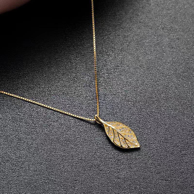 Golden Branch Jade Leaf Necklace for Women: Retro, Light Luxury, Versatile Clavicle Jewelry with Unique Design