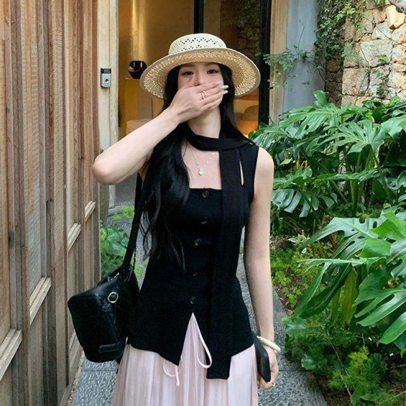 Youthful Pink Two-Piece Summer Outfit: Sleeveless Black Tank Top and Half-Body Skirt Medium