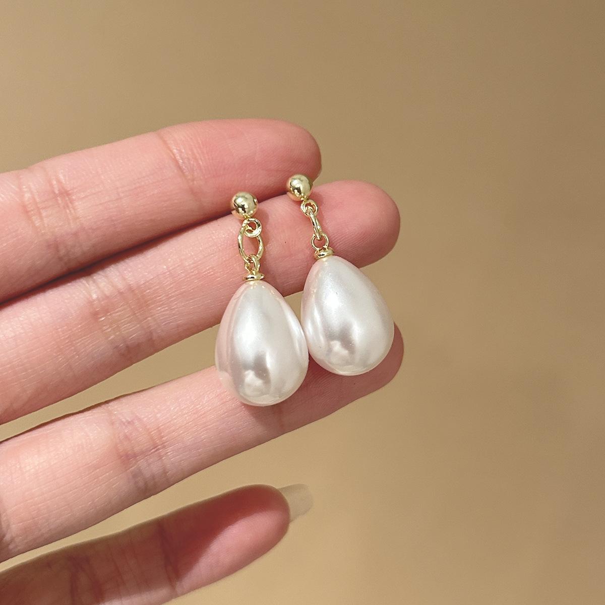 Simple and unique retro drop-style pearl stud earrings, elegant earrings