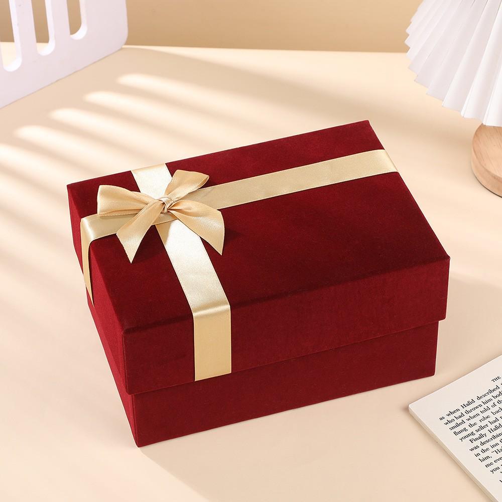 

Бархатный бант из ленты Подарочная коробка для праздничной упаковки, ювелирных изделий, парфюмерии или помады.